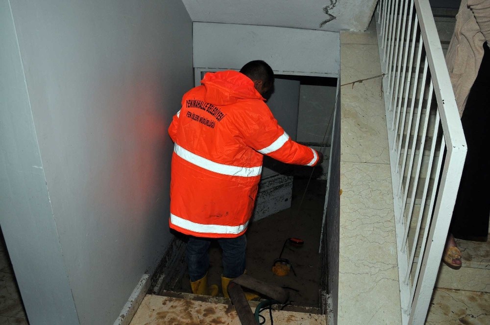 Sağanak yağışlar su baskınlarına neden oldu