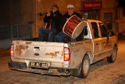 Kamyonetin üzerinde vatandaşları sahura uyandırıyorlar