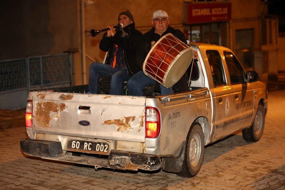 Kamyonetin üzerinde vatandaşları sahura uyandırıyorlar