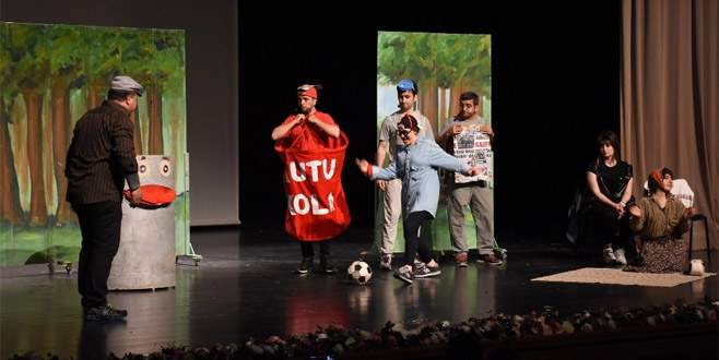 Çocuklar çevre bilincini tiyatroda eğlenerek öğrendi Çocuklar çevre bilincini tiyatroda eğlenerek öğrendi