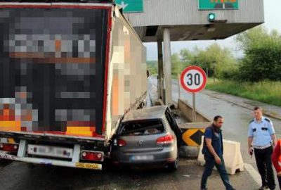 Aynı anda gişeye giren TIR ile otomobil sıkıştı