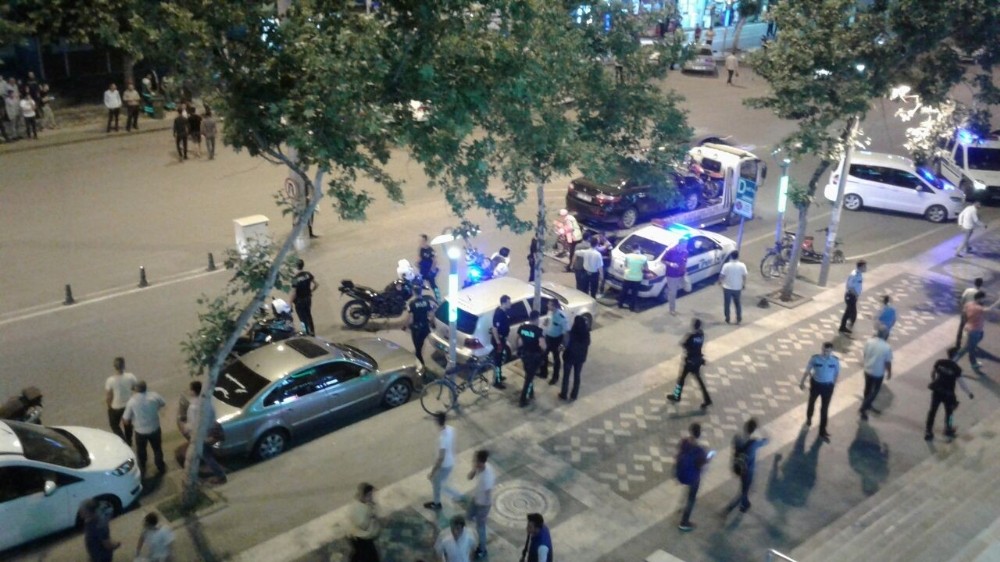 Ceza yazılan motosiklet sürücüsü ile polis arasında gerginlik