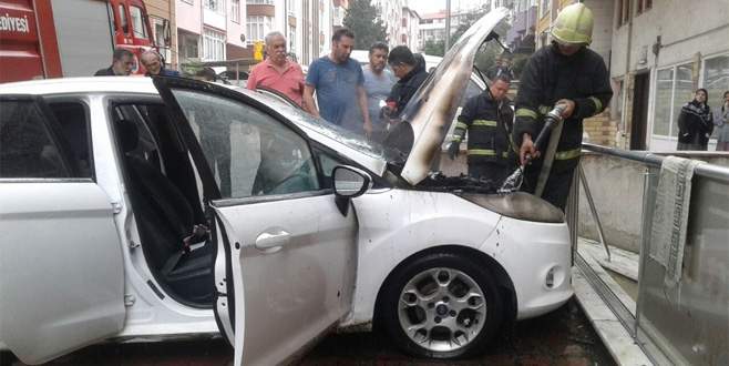 Park halindeki otomobil alev aldı
