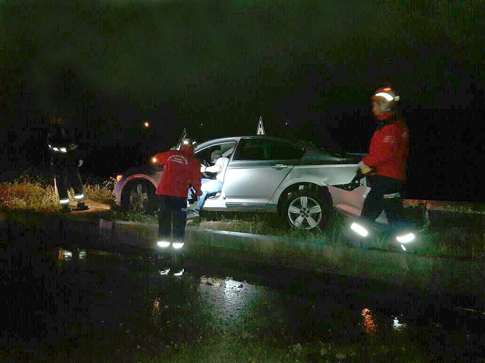 Yoldan çıkan otomobil elektrik direğine çarparak durdu