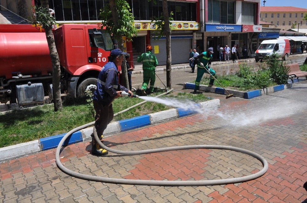 Yüksekova’da çarşı merkezi yıkandı