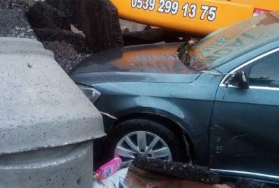 Lüks araç sel yüzünden sürüklendi