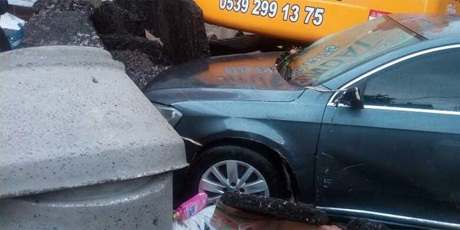 Lüks araç sel yüzünden sürüklendi Lüks araç sel yüzünden sürüklendi