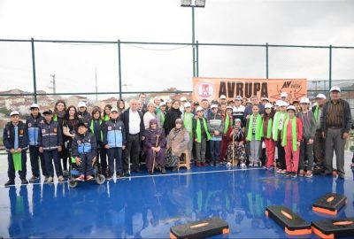 Bastonlu teyzeler gençlere taş çıkardı