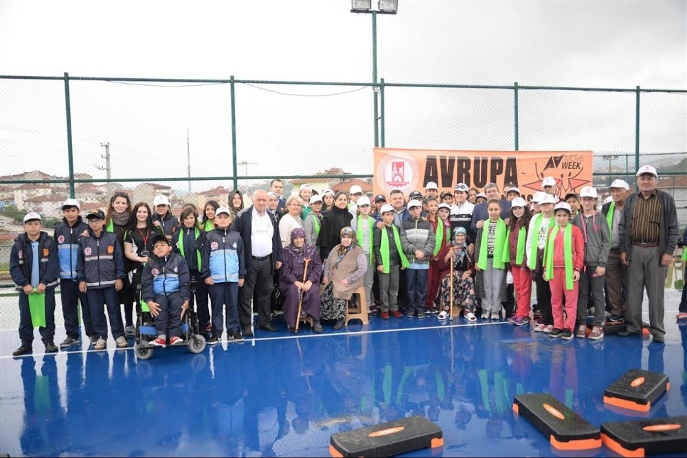 Bastonlu teyzeler gençlere taş çıkardı