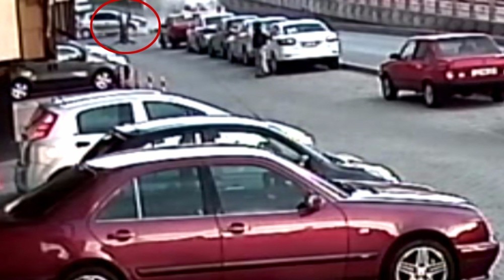 Motosiklet sürücüsü havada takla attı