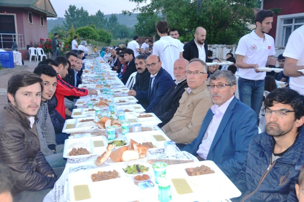 Altınova’da Mahalle iftarları başladı