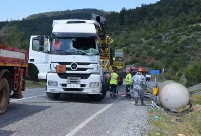 Asit yüklü tanker devrildi
