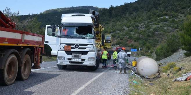 Asit yüklü tanker devrildi