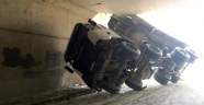 Damperi açık unutulan kamyon alt geçide takıldı