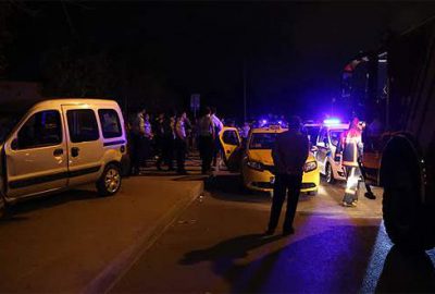 Taksiden inen gençlere otomobil çarptı: 1 ölü, 3 yaralı