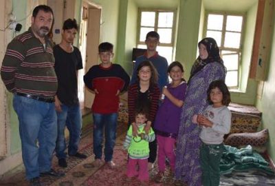 ‘Polisiz’ diyerek Suriyeli aileyi silahla gasp ettiler