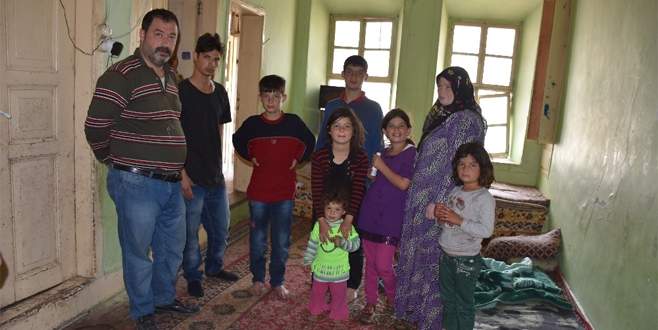 ‘Polisiz’ diyerek Suriyeli aileyi silahla gasp ettiler