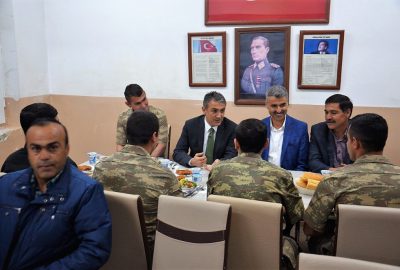 Kaymakam Akkoyun, asker ve güvenlik korucularıyla iftar yaptı