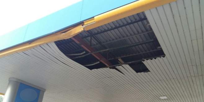 Akaryakıt istasyonunda facianın eşiğinden dönüldü Akaryakıt istasyonunda facianın eşiğinden dönüldü