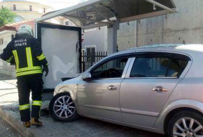 Otomobil durakta bekleyen öğrencilere çarptı: 6 yaralı