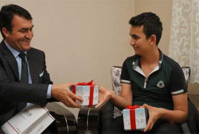 Dündar, işitme engelli gence ses oldu