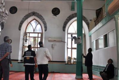 Camiye giren yavru kargaları itfaiye ekipleri çıkardı