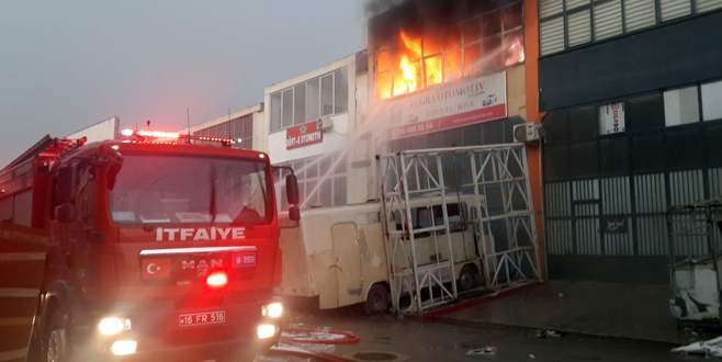 Bursa’da yıldırım düşen iş yeri alev alev yandı