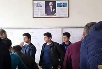 Öğretmenden öğrencilere sıra dayağı