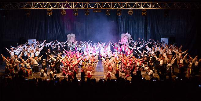 Açıkhava tiyatrosu rengârenk oldu…