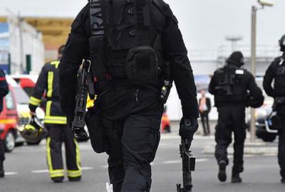 Paris’te polise saldırı