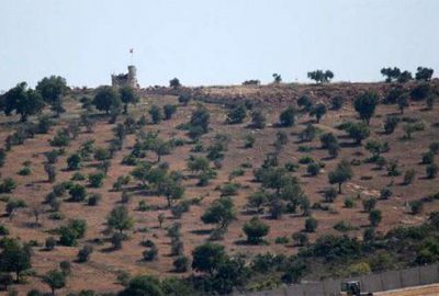 Sınır hattında Rus ve Suriye bayrakları yerini koruyor