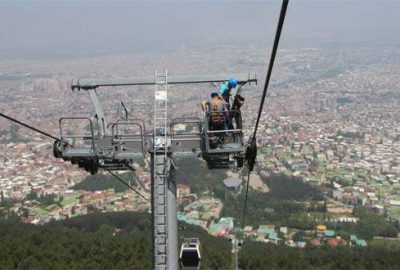 Teleferikte ekmeklerini ölüme meydan okuyarak çıkartıyorlar