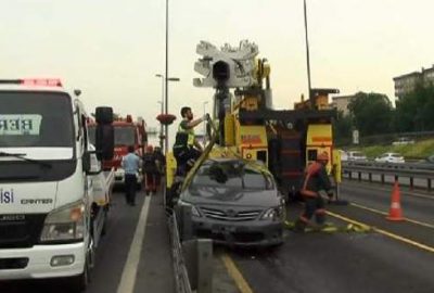 Feci kaza! Takla atan araç metrobüs yoluna girdi