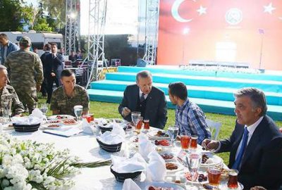 Erdoğan şehit aileleri ve askerlerle iftarda buluştu