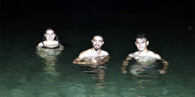 Antalya’da sahur öncesi deniz keyfi