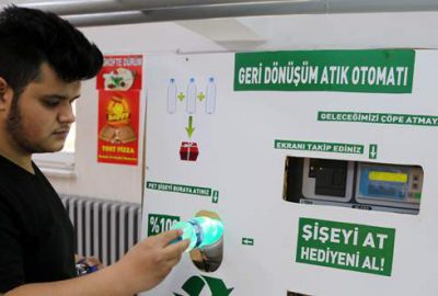 Bursa’daki bu makine 3 pet şişeye bir sakız veriyor