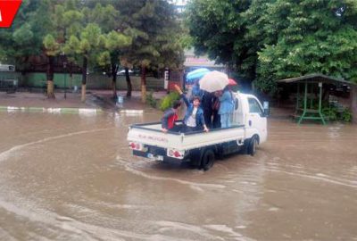 Öğrenciler karne almak için okul binasına kamyonetle taşındı