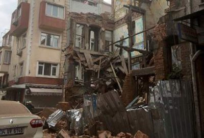 İstanbul’da metruk bina çöktü!