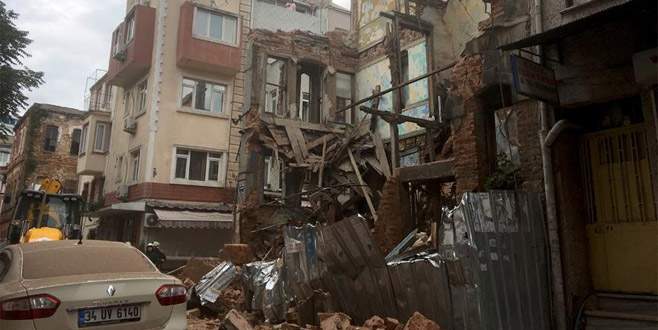 İstanbul’da metruk bina çöktü!