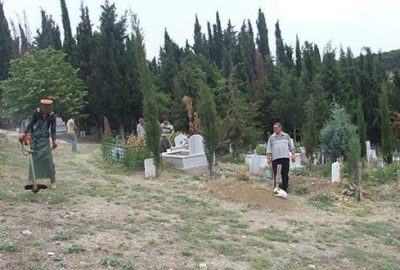 Mezarlıklar bayrama hazırlanıyor