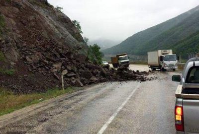 Orhaneli yolundaki heyelan korkuttu