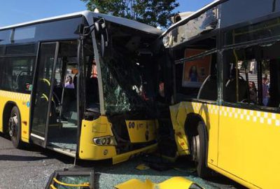 İki metrobüs kafa kafaya çarpıştı: Yaralılar var