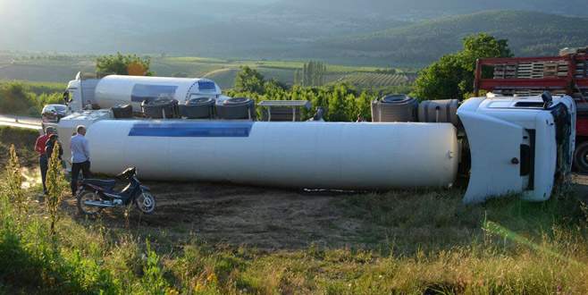 Bursa’da azot yüklü tanker devrildi