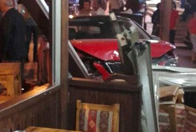 Otomobil börekçi dükkanına girdi