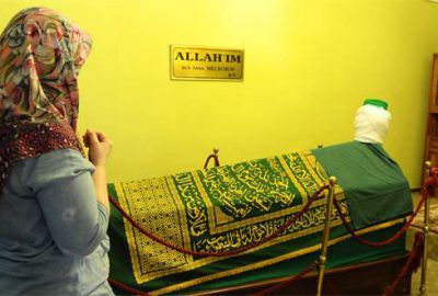 Evin içindeki türbeye yoğun ilgi