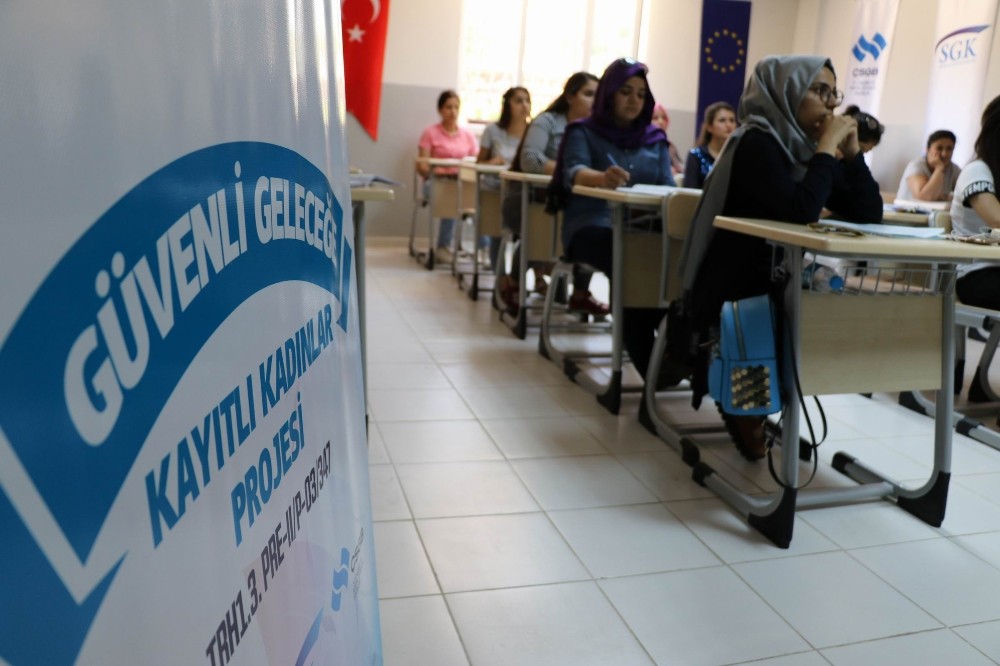 Kayıt dışı çalışan kadınlar, meslek edinerek istihdama kazandırılıyor