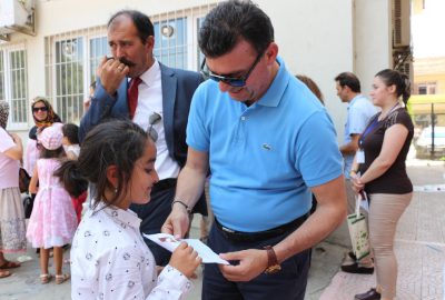 Başkan Akın, kitap ve tablet hediye etti