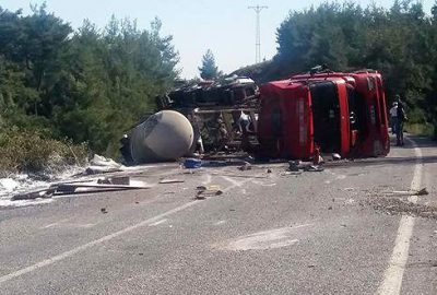 Yan yatan TIR’daki 20 ton sülfürik asit, çevreye saçıldı