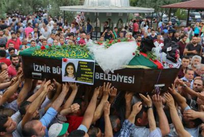 Ceylin son yolculuğuna gelinlik ve güllerle uğurlandı