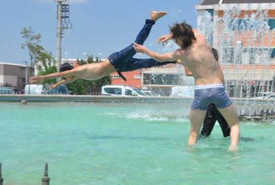Bursa’da çocukların süs havuzlarındaki ‘tehlikeli’ eğlencesi